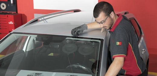 Como reparar o vidro partido do carro? Conheça o processo