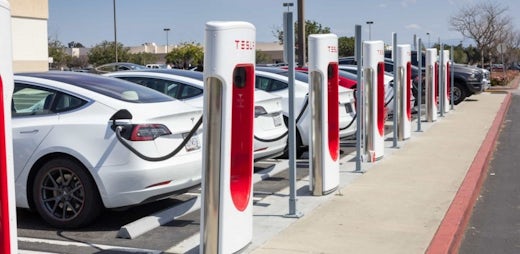 Elétricos da Ford vão passar a poder carregar nos Superchargers da Tesla