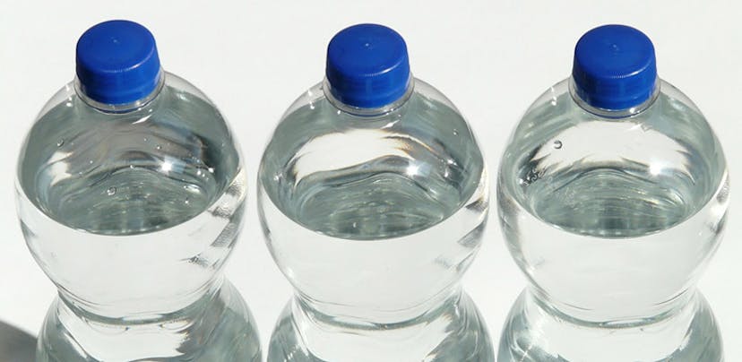 A razão pela qual não deve reutilizar algumas garrafas de água